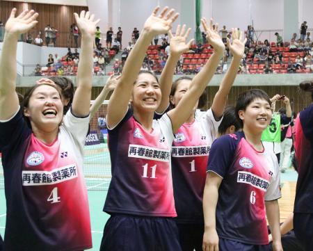 　バドミントンの全日本実業団選手権で初優勝し、声援に応える再春館製薬所の山口茜選手（右端）ら＝３日、福井県勝山市