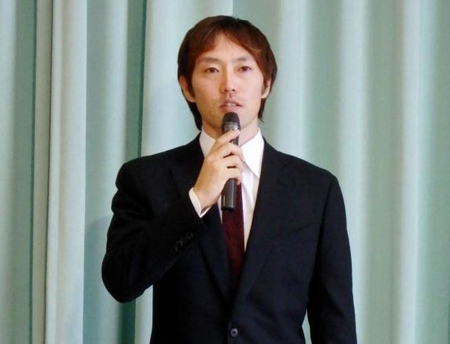 会見で現役復帰を表明したスピードスケートの長島圭一郎