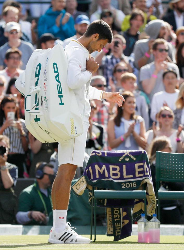 　男子シングルス３回戦でサム・クエリーに敗れ、引き揚げるノバク・ジョコビッチ（共同）