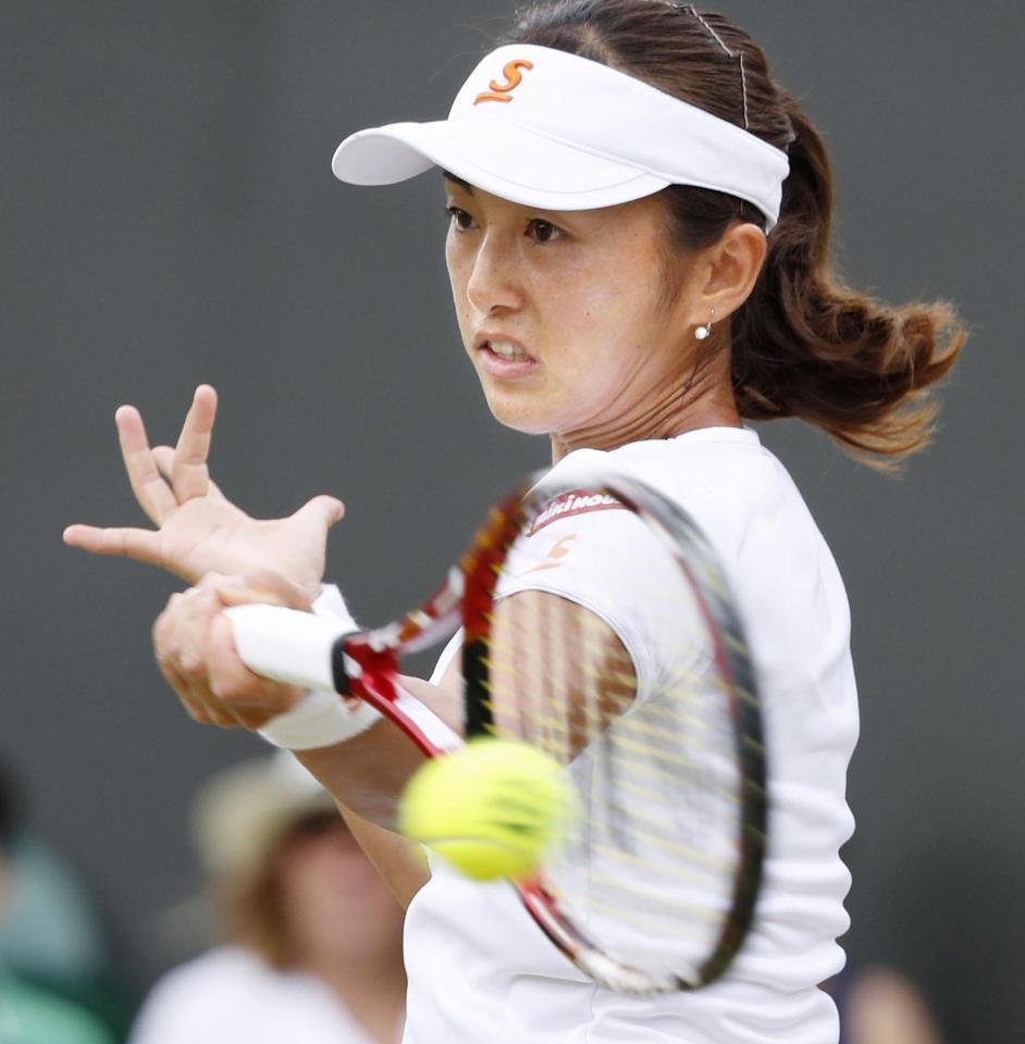 　女子シングルス４回戦　アンゲリク・ケルバーと対戦する土居美咲＝ウィンブルドン（共同）