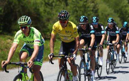 　ツール・ド・フランス、第５ステージ（２１６キロ）で力走する選手たち＝６日、フランス・リモージュ（ゲッティ＝共同）