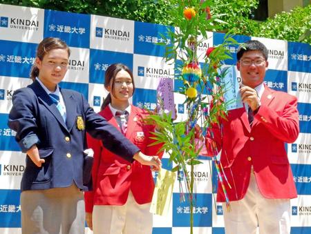 　短冊に五輪での願いを書いた（左から）一ノ瀬メイ、川中香緒里、古川高晴