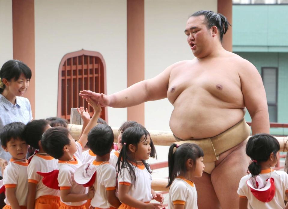 稽古後に子どもたちとハイタッチする稀勢の里