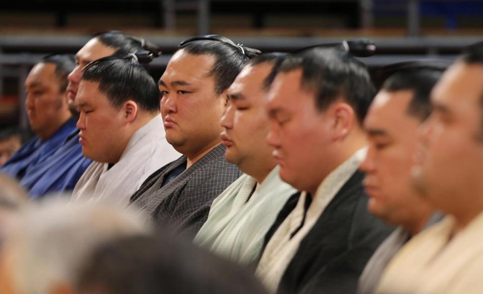 　土俵祭りに出席した稀勢の里（左から４人目）＝名古屋市中区の愛知県体育館