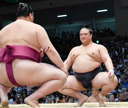 　御嶽海（手前）との立ち合い前に、リラックスした表情を見せる稀勢の里（右）