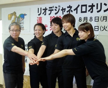 コマツ女子柔道部の壮行会に出席した（左から）松岡監督、谷本歩実コーチ、田代未来、連珍羚、谷本育実コーチ