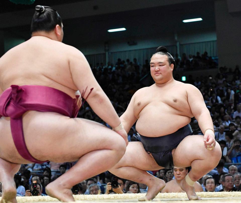 　御嶽海（手前）との立ち合い前に、リラックスした表情を見せる稀勢の里（右）