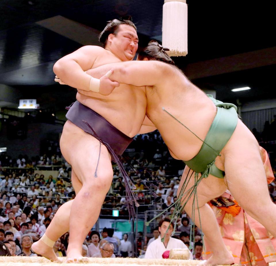 魁聖（右）を攻める稀勢の里（撮影・高部洋祐）
