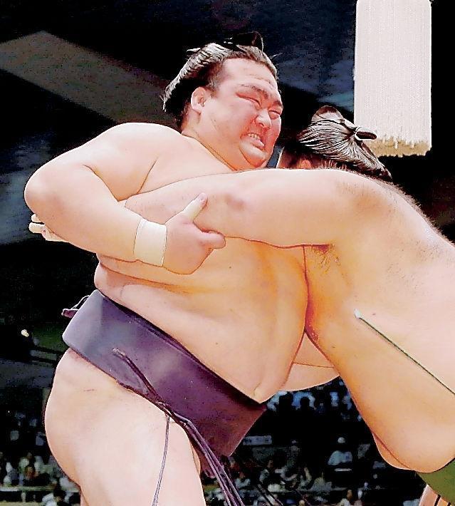 魁聖（右）を攻める稀勢の里（撮影・高部洋祐）