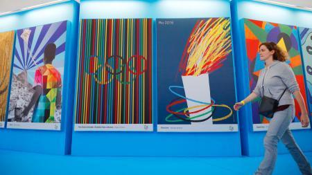 　「明日の博物館」で公開されたリオ五輪の公式ポスター＝１２日、リオデジャネイロ（共同）