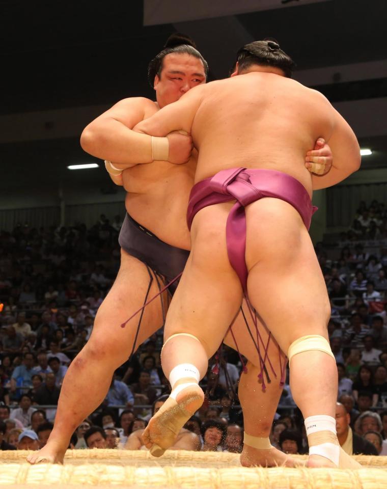 宝富士（右）を攻める稀勢の里＝愛知県体育館
