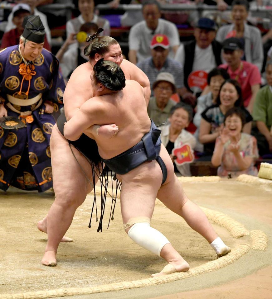 　　勢（右）を寄り切りで破る逸ノ城