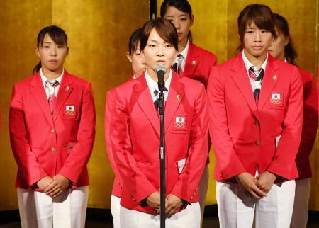 　壮行会で決意表明するホッケー女子日本代表の中川未由希主将（中央）＝１５日午後、東京都内のホテル