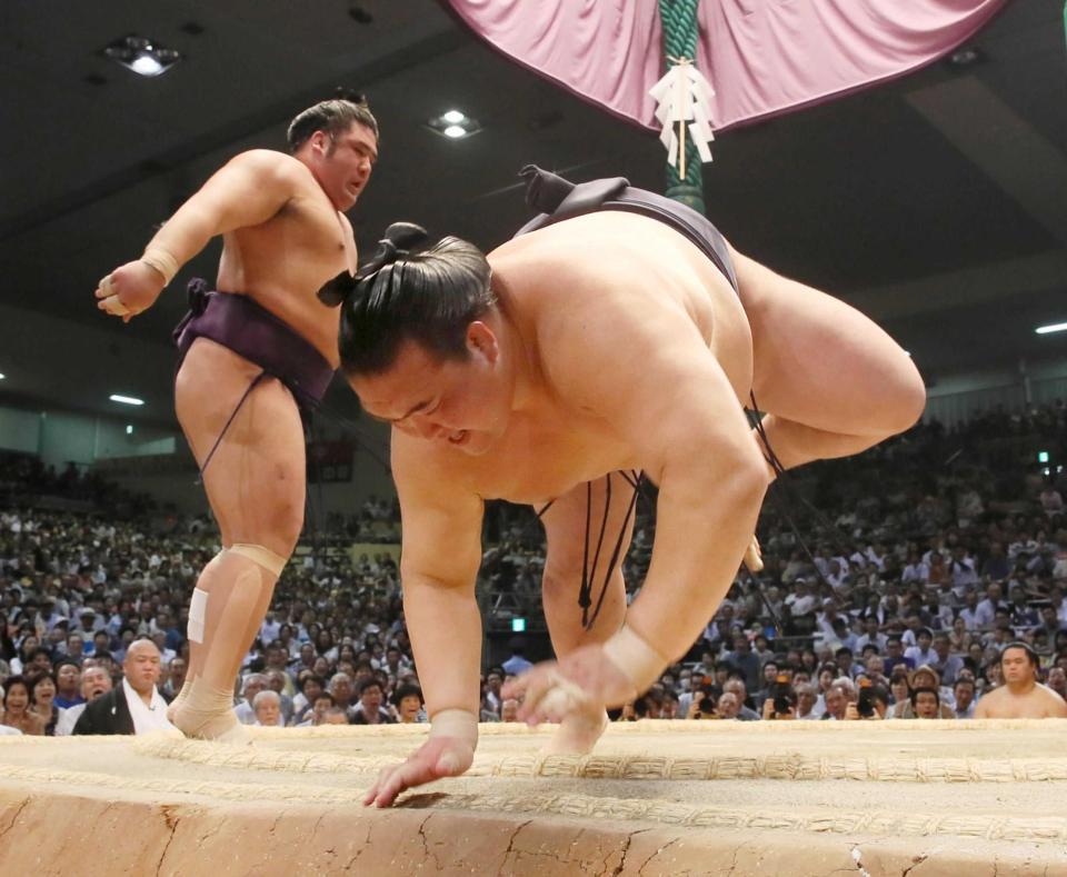 　栃煌山（左）に突き落としで敗れる稀勢の里