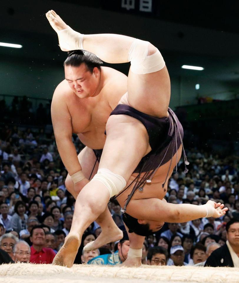 稀勢の里が突き落としで妙義龍を下す＝愛知県体育館