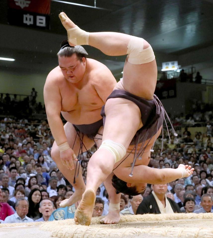 　妙義龍（手前）を突き落としで下す稀勢の里