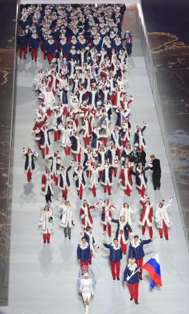　ソチ冬季五輪の開会式で、入場行進するロシア選手団＝２０１４年２月（共同）