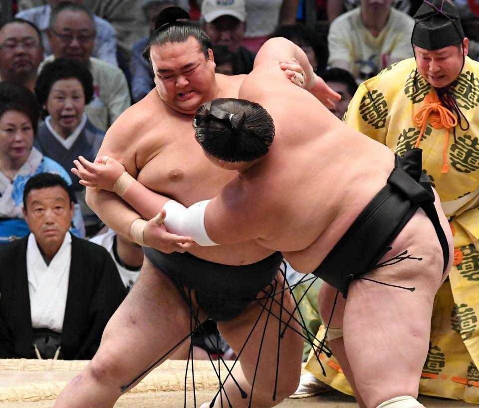 　照ノ富士を激しく攻める稀勢の里（左）