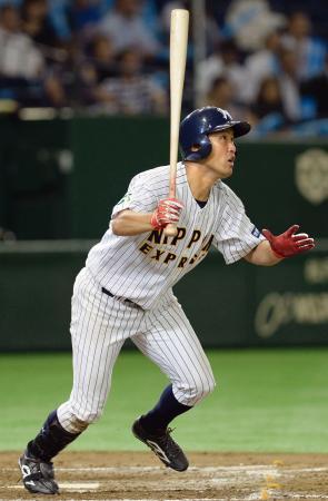 　日本通運-西部ガス　８回表日本通運１死三塁、大槻が右越えに適時二塁打を放つ＝東京ドーム