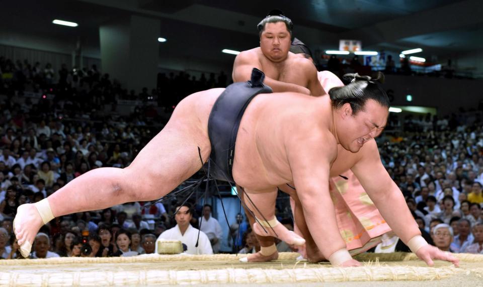 　松鳳山に突き落としで敗れた稀勢の里