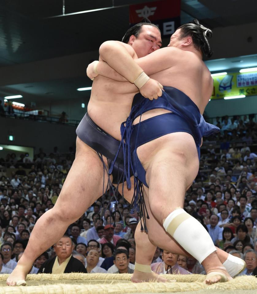 勢（右）を寄り切りで下す稀勢の里＝愛知県体育館