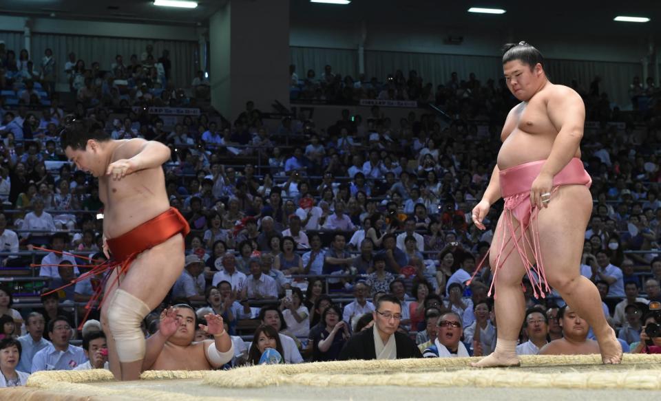 青狼（左）を押し出しで破る宇良＝愛知県体育館