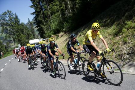 　ツール・ド・フランス第１７ステージを競う選手たち＝２０日、フィンハウト・エモッソン（ゲッティ＝共同）