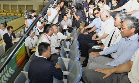 　ＪＯＣの竹田恒和会長（右端）と名古屋市の競技施設を視察する、ＯＣＡのティモシー・ツンティン・フォック副会長（右から２人目）ら＝２１日