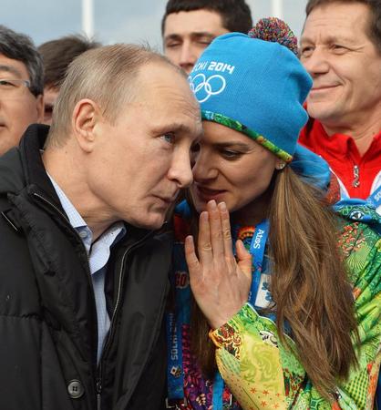 　２０１４年２月、ソチ冬季五輪の選手村で言葉を交わすロシアのプーチン大統領（左）とエレーナ・イシンバエワ選手（ゲッティ＝共同）