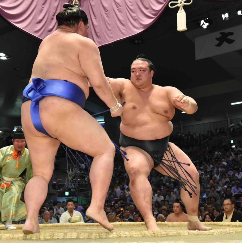 　正代（左）を突き出しで下す稀勢の里