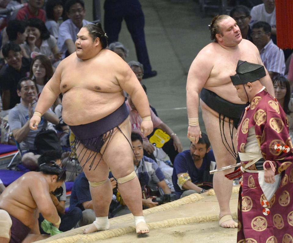 　天風（左）が臥牙丸を破り、十両優勝を決める＝愛知県体育館