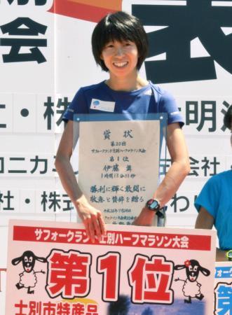 　士別ハーフマラソンで優勝し笑顔の伊藤舞＝北海道士別市