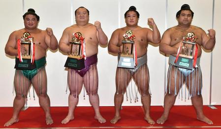 三賞の（左から）殊勲賞・嘉風、敢闘賞・宝富士と貴ノ岩、技能賞・高安