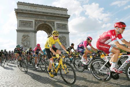 　ツール・ド・フランス最終ステージで凱旋門を通過するクリストファー・フルーム（中央）＝パリ（ロイター＝共同）