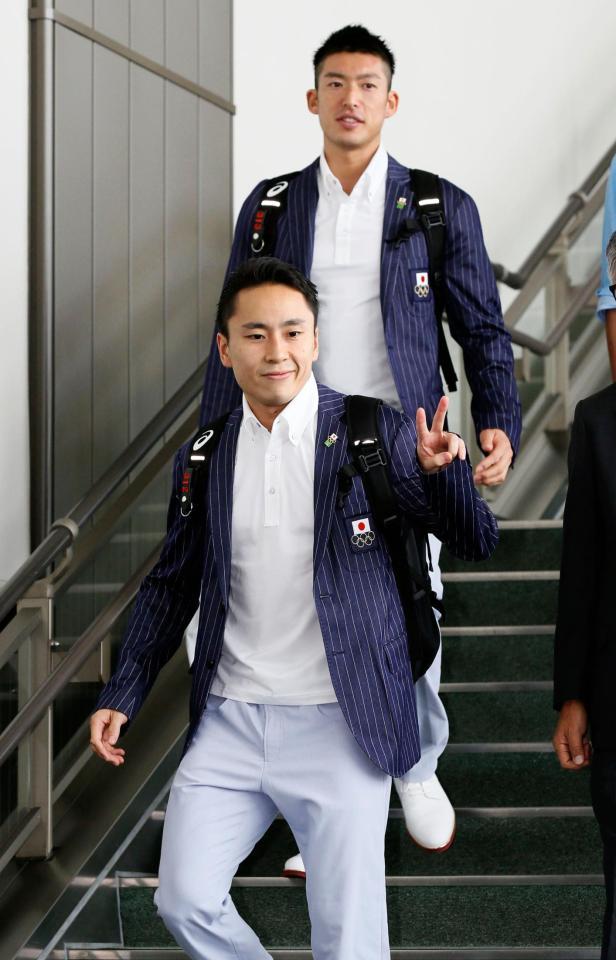 　リオ五輪に向け成田空港を出発するフェンシング男子フルーレの太田雄貴（手前）とエペの見延和靖（共同）