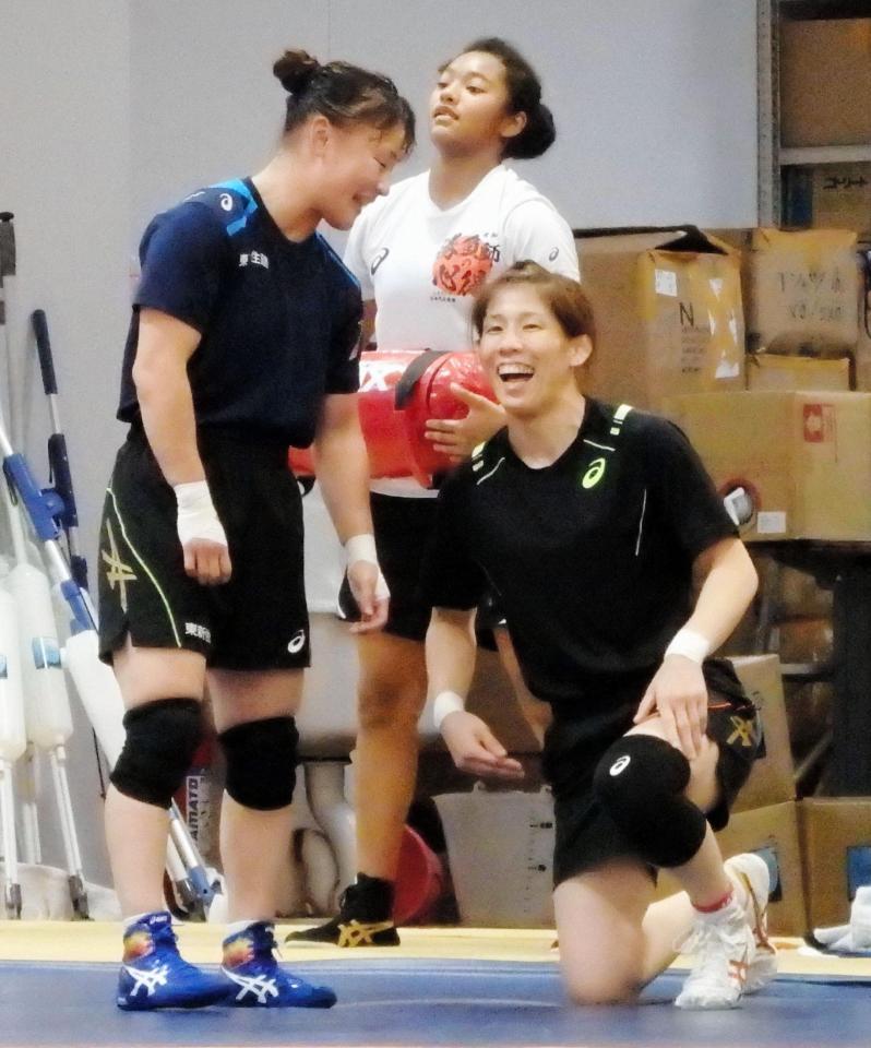 　練習で笑顔を見せる吉田沙保里（右）と登坂絵莉