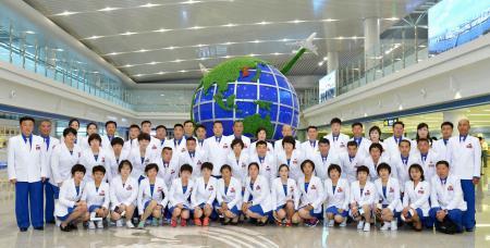 　２６日、リオデジャネイロへの出発を前に、平壌国際空港で記念写真に納まる北朝鮮選手団（共同）