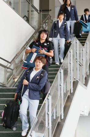 　最終合宿地のサンパウロに向け出発するラグビー７人制女子日本代表の中村知春（手前）ら＝２６日午前、成田空港