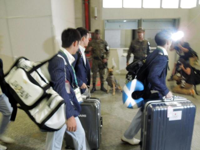 リオ到着の白井健三、空港警備の軍人が機関銃「すごい怖いんだけど」