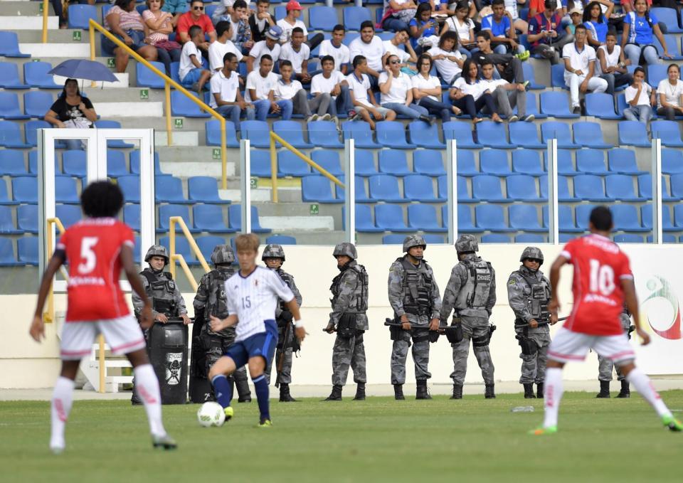 　日本代表と地元クラブの練習試合を警備するブラジル軍の兵士＝アラカジュ（共同）