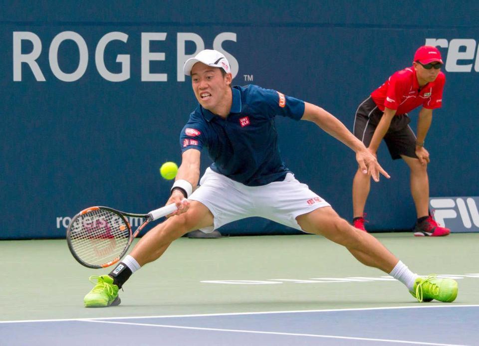 　男子シングルス３回戦でリターンする錦織圭。快勝して２年連続の８強入りを決めた