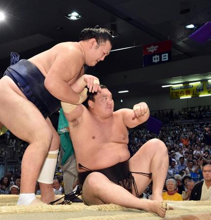 名古屋場所９日目、勢（左）にはたき込みで敗れた白鵬。このとき、右足親指を骨折していた。