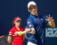 　男子シングルス準決勝でリターンする錦織圭。この大会初の決勝進出を果たした＝トロント（共同）