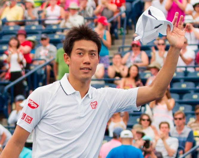 　男子シングルスで準決勝進出を決め、観客の声援に応える錦織圭（共同）