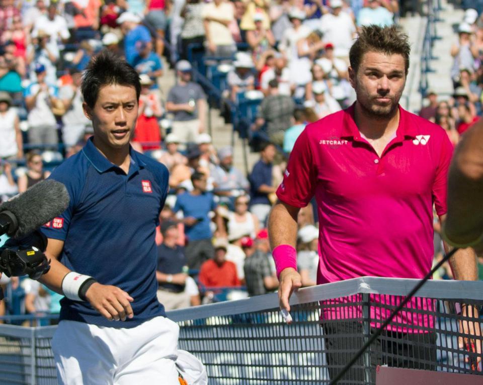 　男子シングルス準決勝でスタン・バブリンカ（右）を破り、決勝進出を決めた錦織圭＝トロント（共同）