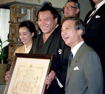 　１９８９年９月、国民栄誉賞を受賞し、海部首相（右・当時）らと写真に納まる横綱千代の富士＝首相官邸