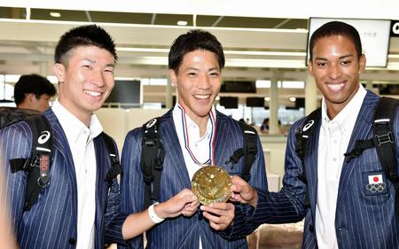 金メダルを胸に笑顔で出発した（左から）桐生祥秀、山県亮太、ケンブリッジ飛鳥＝成田空港（撮影・園田高夫）