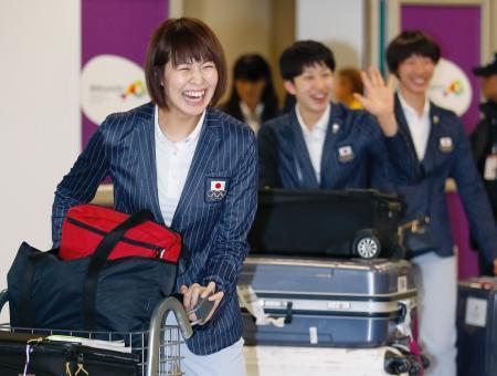 　リオデジャネイロの国際空港に到着し、笑顔のバレーボール女子日本代表・木村沙織ら＝７月３１日（共同）