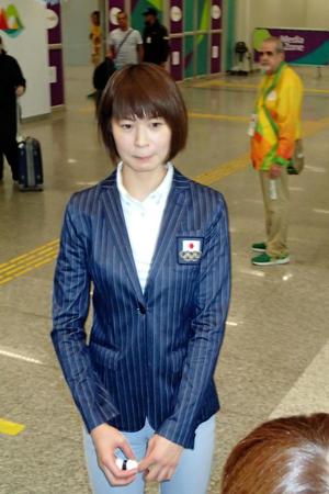 五輪に向けリオ入りしたバレーボール女子の木村沙織主将。右手小指にはまだ包帯が・・・＝ガレオン国際空港