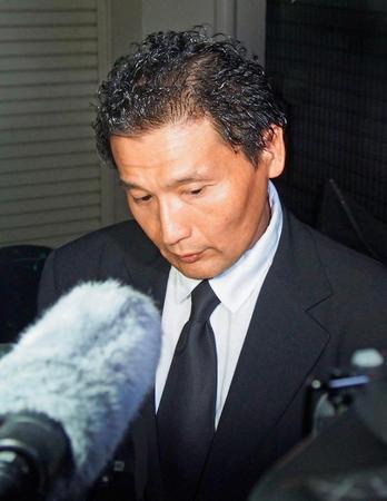 大相撲の九重親方の弔問を終え、記者の質問に答える貴乃花親方